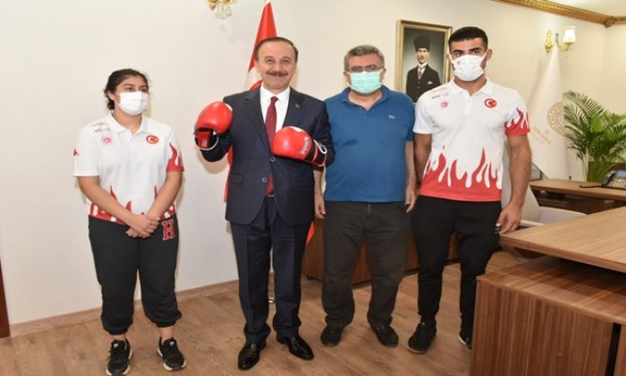 Vali Erin, Kick Boks Şampiyonlarını Ödüllendirdi