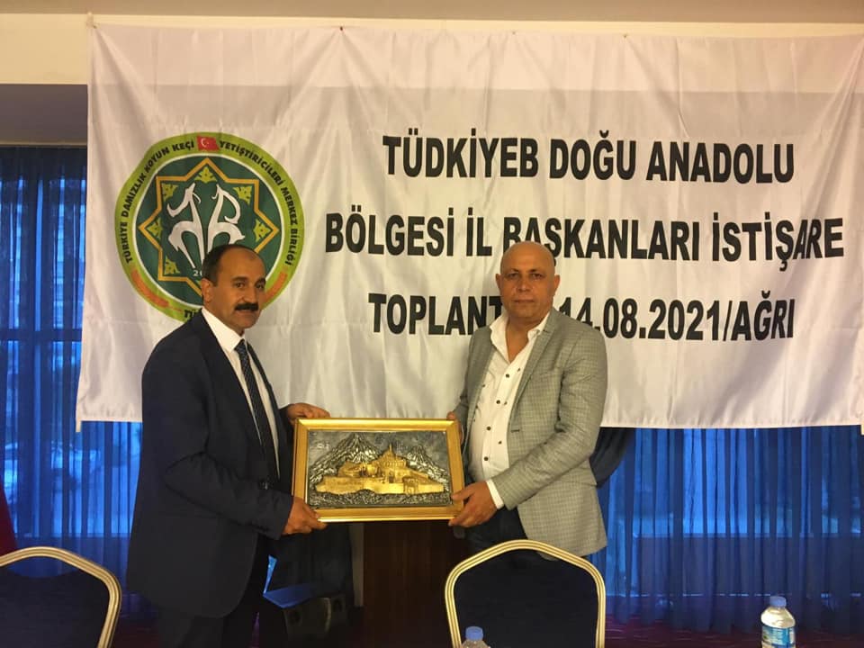 Bir Mehmetnuri Samancı dahil 2 kişi, ayakta duran insanlar ve şunu diyen bir yazı 'TÜDKİYEB DOĞU ANADOLU BÃ–LGESİ İL RAŞKANLARI İSTİŞARE TOPLAN 14.08.2021/AĞRI' görseli olabilir