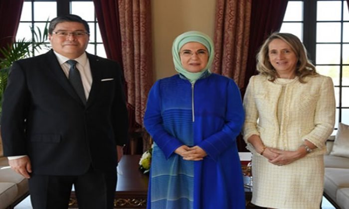Emine Erdoğan, Şili’nin Ankara Büyükelçisi Rodrigo E. Arcos ve eşi Margarita Suarez’i kabul ett