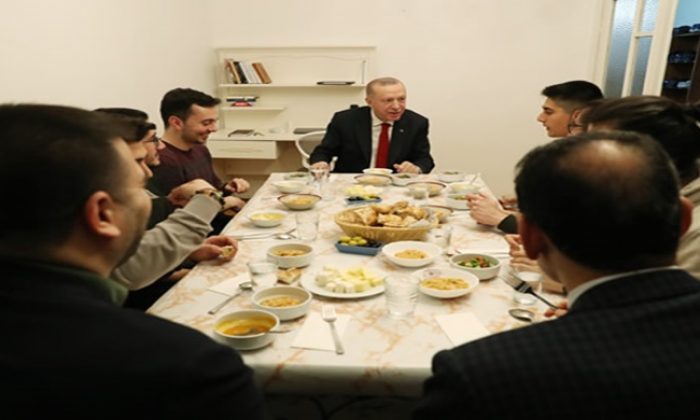 Cumhurbaşkanı Erdoğan, iftarda öğrenci evine misafir oldu