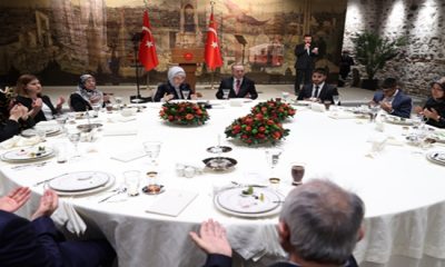 Cumhurbaşkanı Erdoğan ve eşi Emine Erdoğan, şehit aileleriyle iftar yemeğinde bir araya geldi