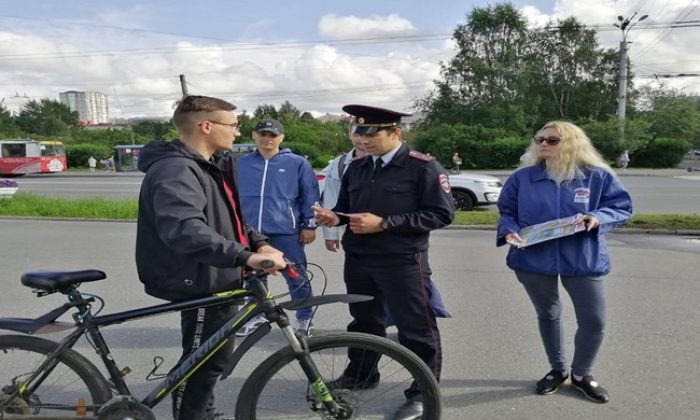 Мурманские единороссы организовали акцию «Знание правил ПДД – залог безопасности»