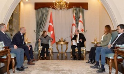 Cumhurbaşkanı Ersin Tatar, Kıbrıs Türk Genetik Derneği Başkanı Mahmut Çerkez, Thalassemia Derneği Başkanı Çiğdem Beşevlerli ve beraberindekileri kabul etti.