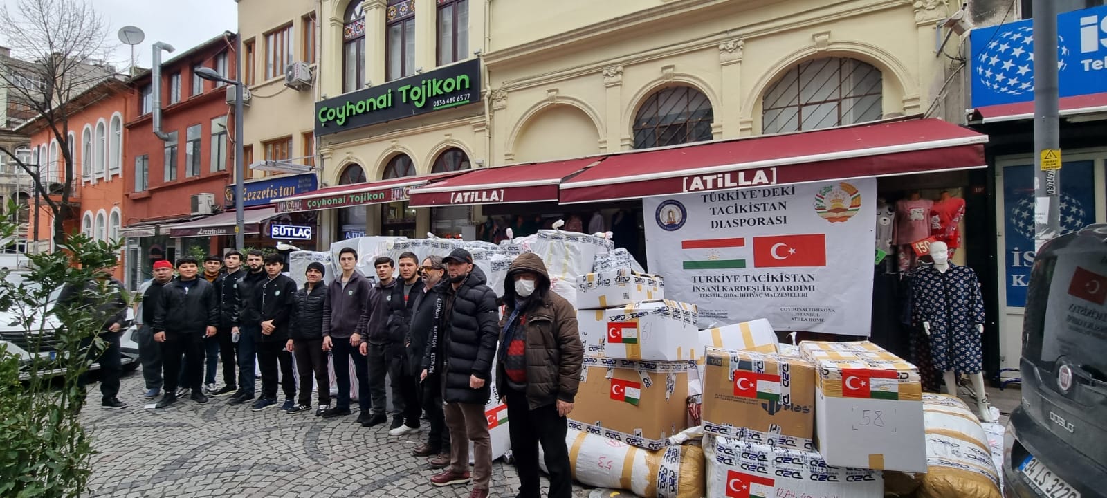 Bir 8 kişi, ayakta duran insanlar ve açık hava görseli olabilir