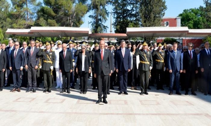 Cumhurbaşkanı Ersin Tatar, 30 Ağustos Zafer Bayramı kutlamaları dolayısıyla Lefkoşa Atatürk Anıtı’nda düzenlenen törene katıldı