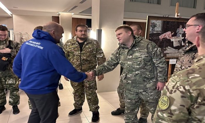 “Birleşik Rusya’nın Genç Muhafızları” ve “Gönüllü Bölük”ten 12 aktivist, gönüllü olarak Kuzey Askeri Bölge bölgesine gitti.